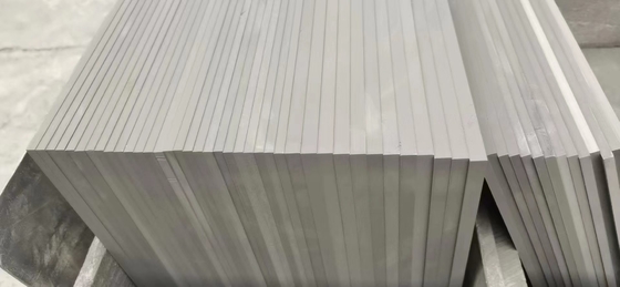 Formación de placas de grafito moldeadas por prensado isostático para grafito de carbono de alta pureza