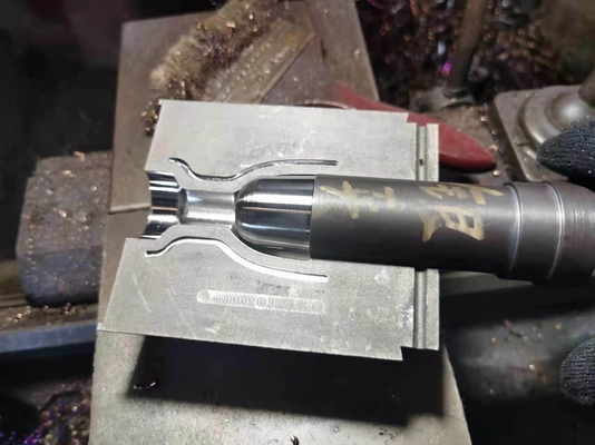Máquina automática de forja en caliente para la tecnología de fabricación de insertos de cobre personalizados