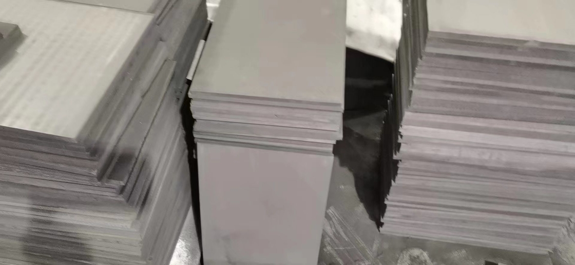 Formación de placas de grafito moldeadas por prensado isostático para grafito de carbono de alta pureza
